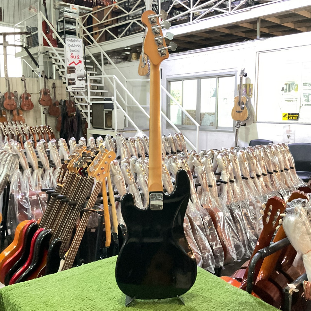 กีต้าร์เบส Legend