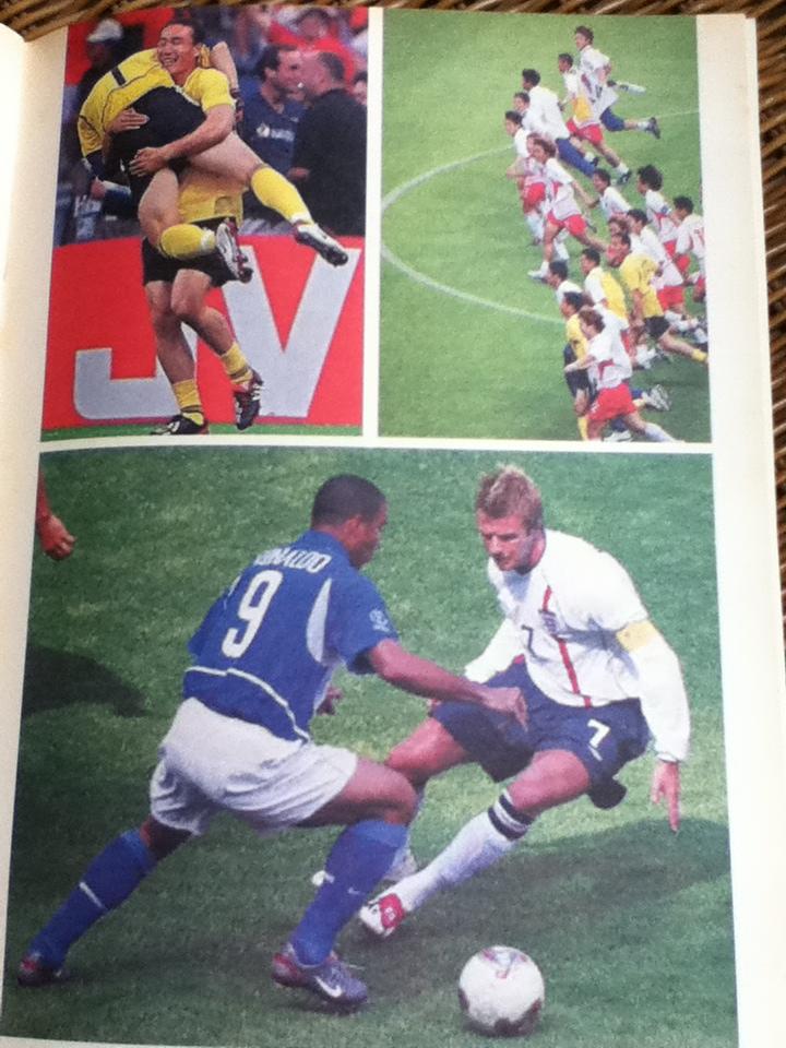 คู่มือฟุตบอลโลกอย่างเป็นทางการ ฉบับพรีวิว 2002 FIFA WORLD CUP KOREA JAPAN และ รวมภาพสีสันบอลโลก