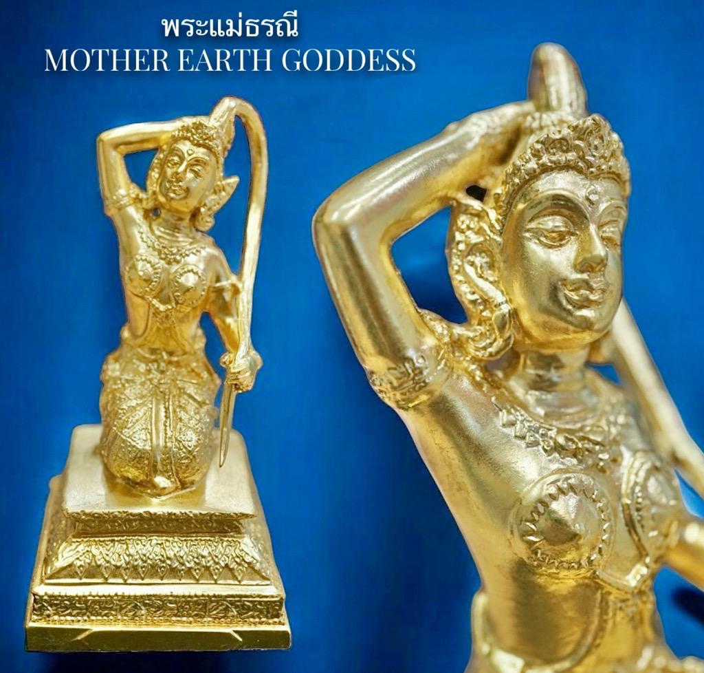 พระแม่ธรณี (องค์บูชา, ปิดทอง, กว้าง 3 นิ้ว) Mother Earth Goddess (Altar Statue, Gold Plated, Width 3 inches). SKU-03290