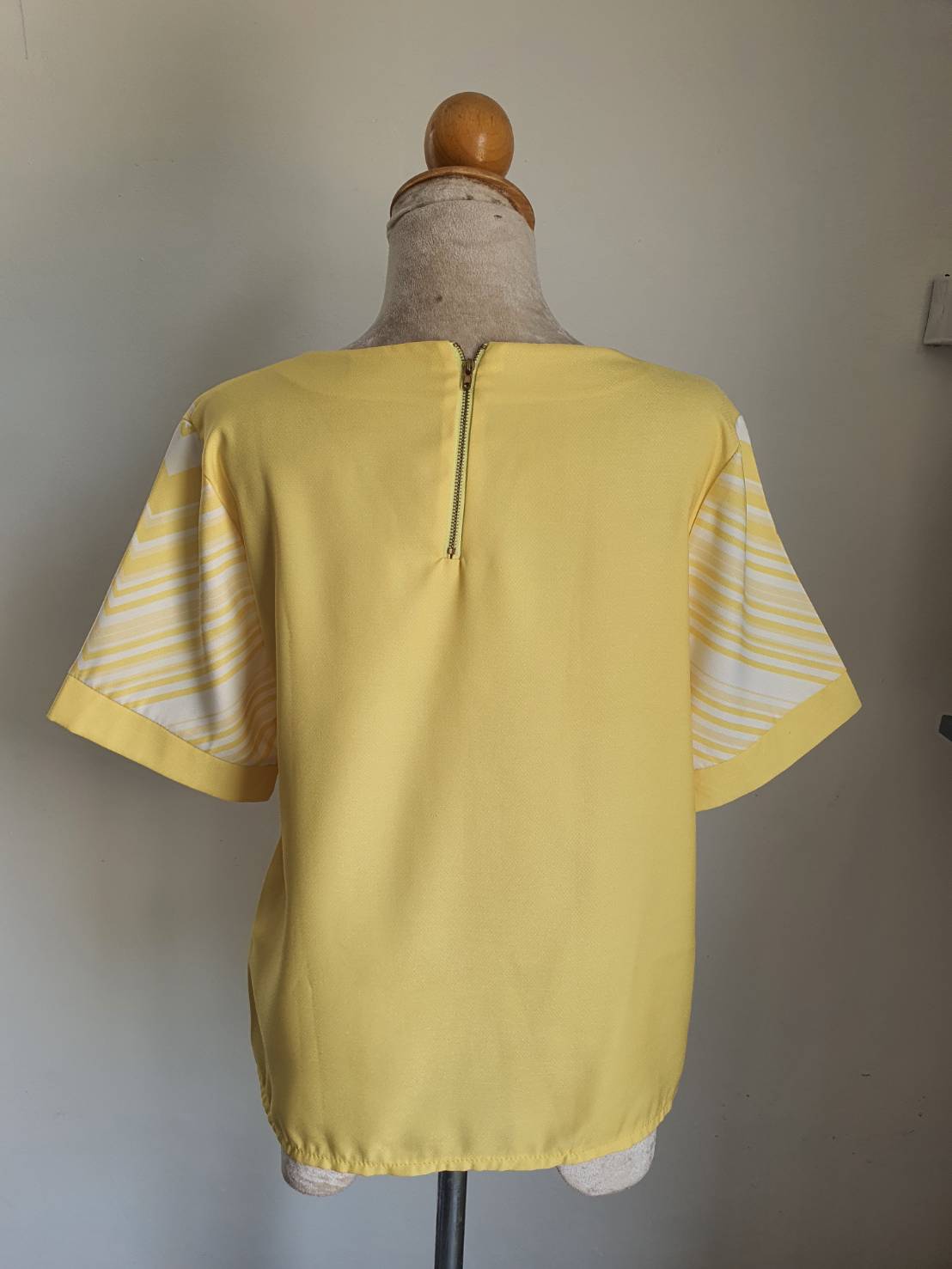 FF05280 เสื้อผ้ามือสอง สีเหลืองลาย แบรนด์ ALMOND อก free-38 นิ้ว