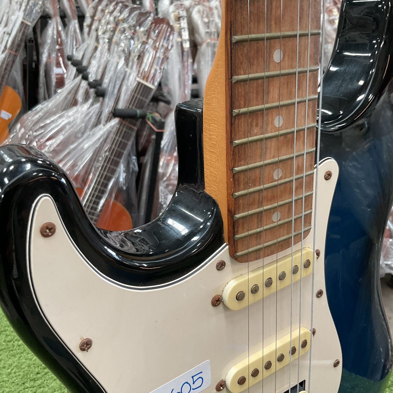 กีต้าร์ไฟฟ้า FORMESTAR (สำหรับมือซ้าย)