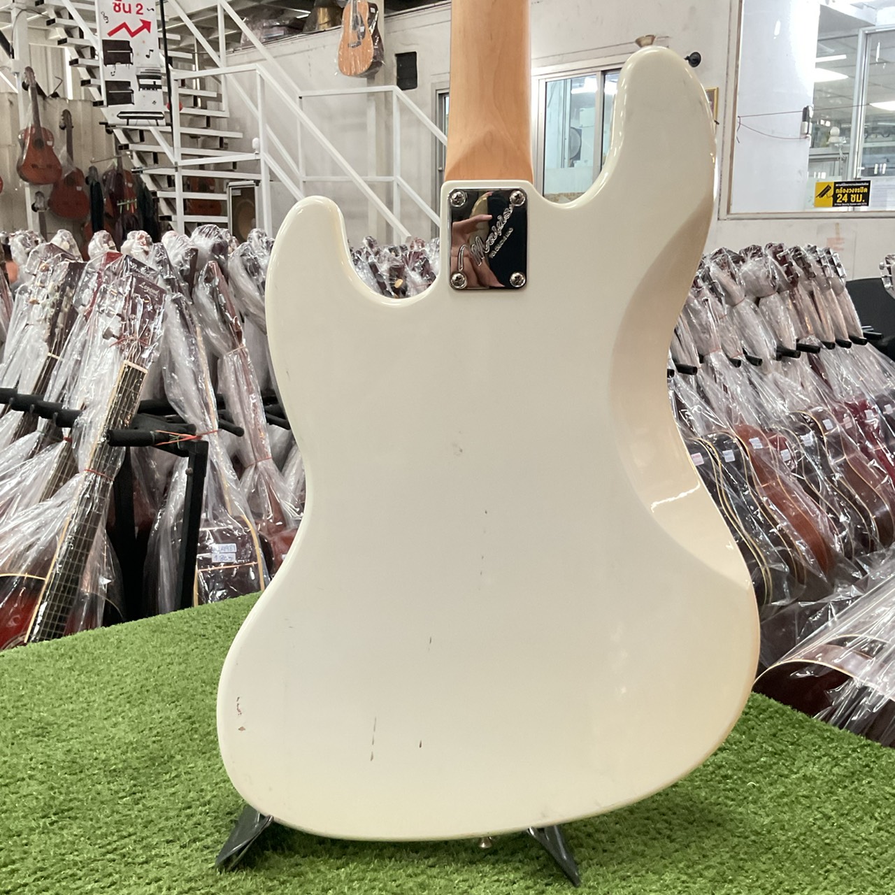 กีต้าร์เบส Mavis