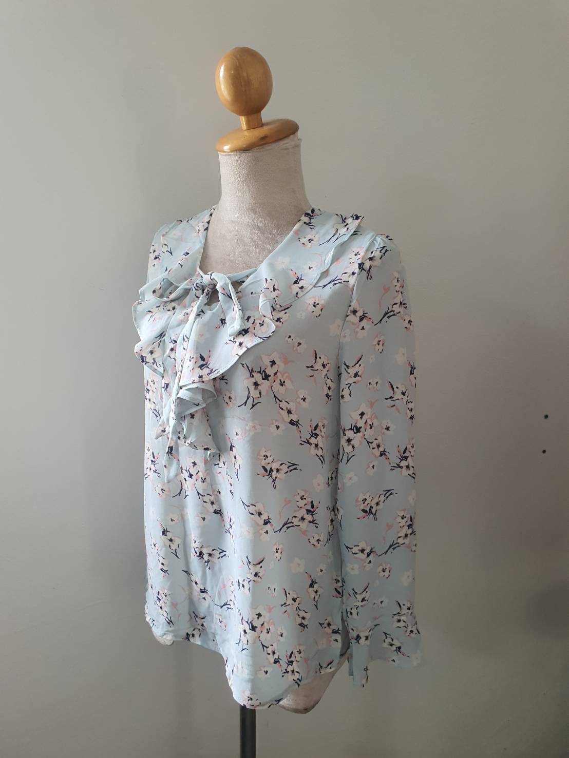 FF06440 เสื้อผ้ามือสอง ชีฟอง สีฟ้าอ่อน อก 37 นิ้ว