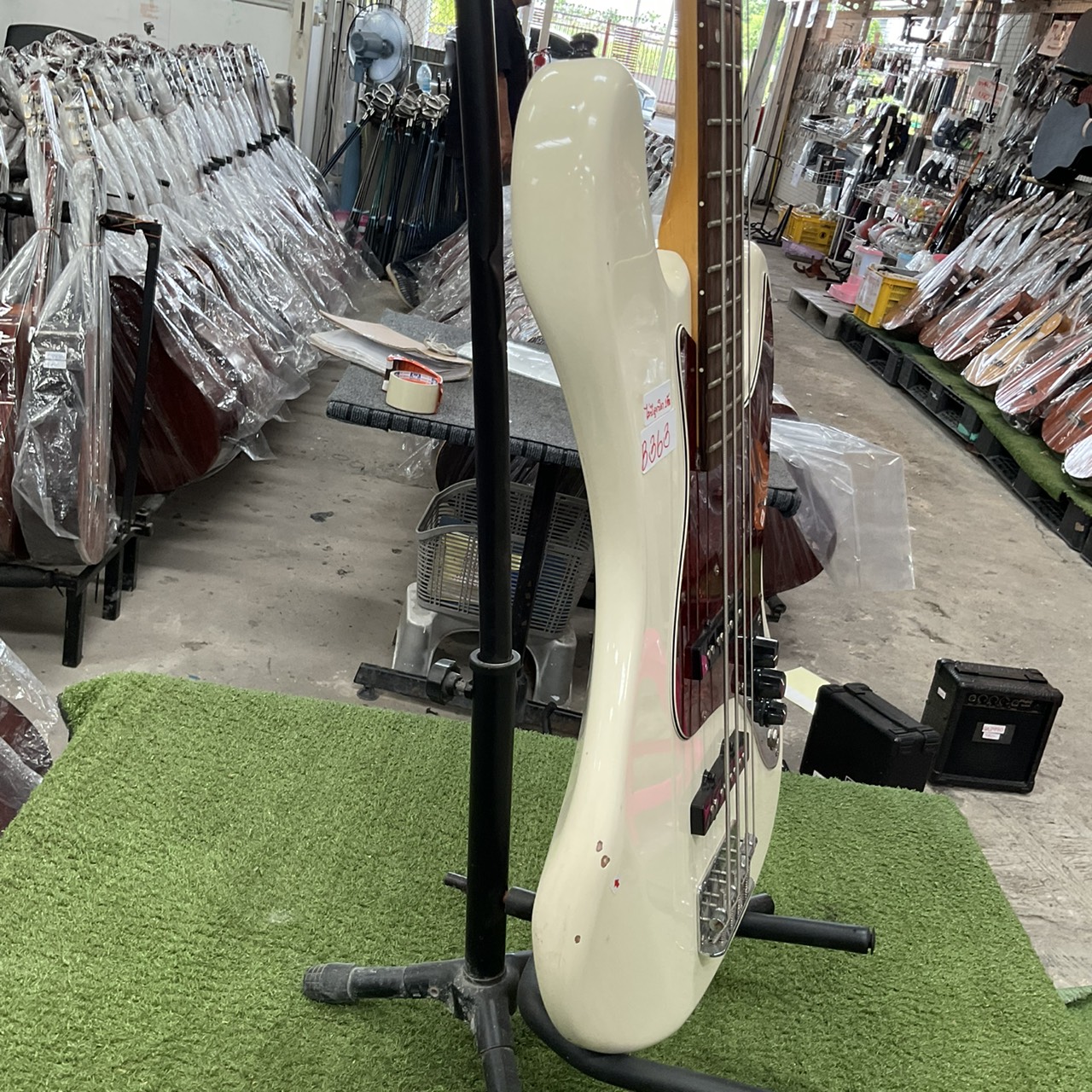 กีต้าร์เบส Legend