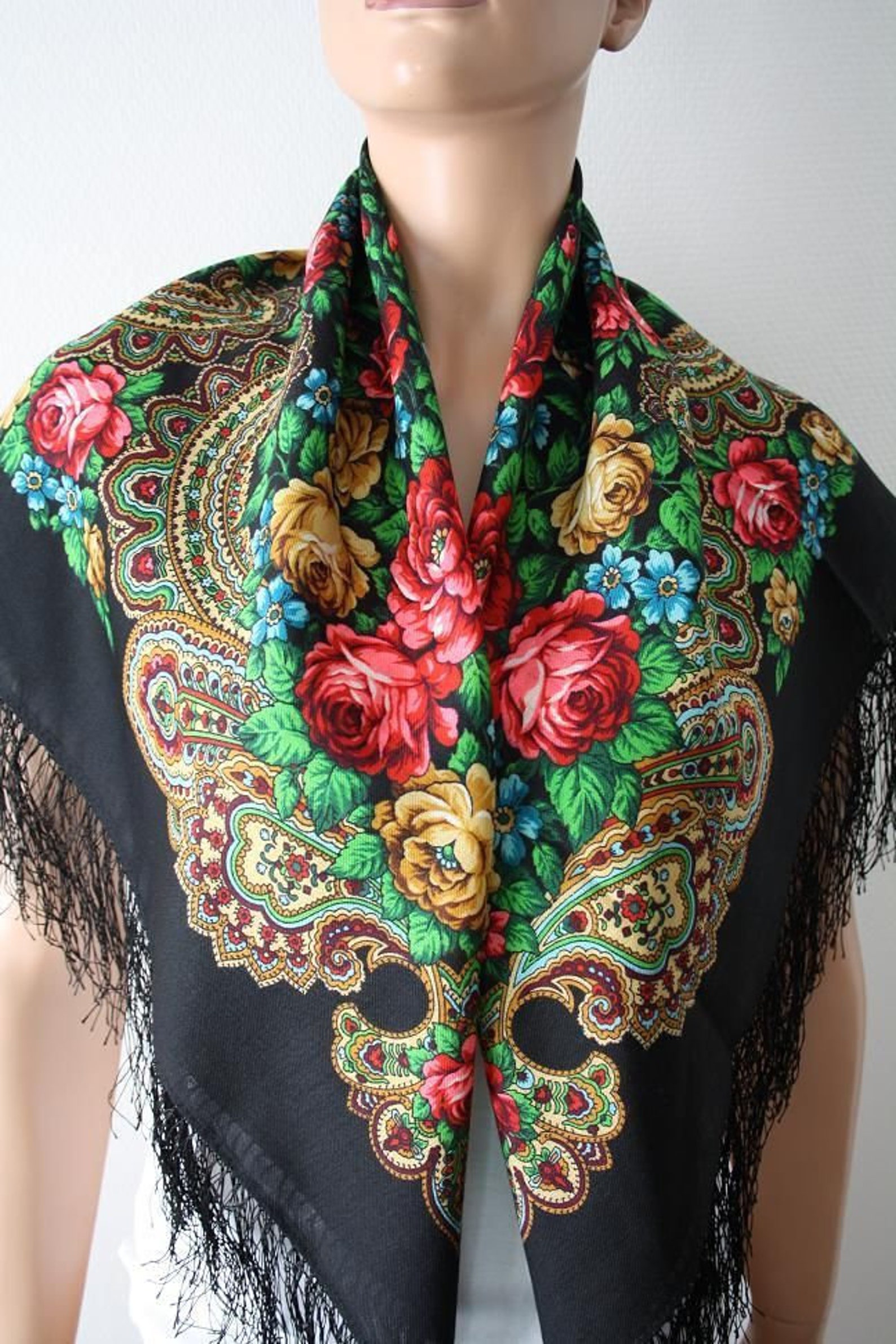 ผ้าพันคอ/คลุมไหล่ขนสัตว์รัสเซียแท้พิมพ์ลาย (100% Wool Shawls) : From Russia With Love 89 x 89 cm.