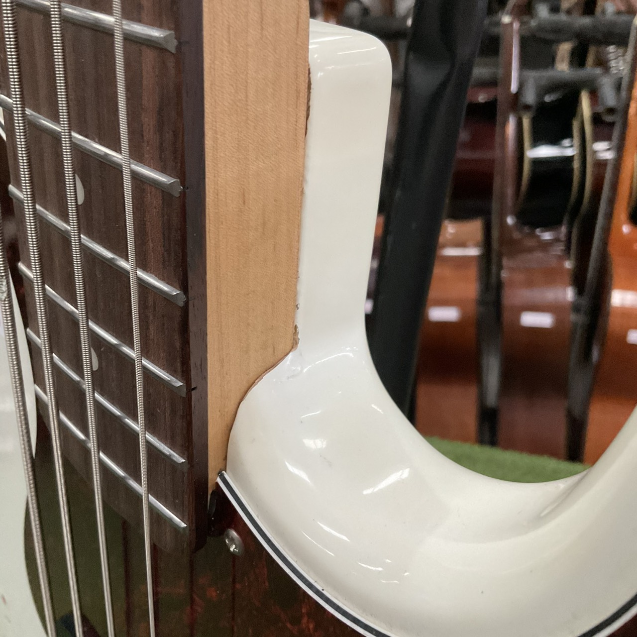 กีต้าร์เบส Mavis