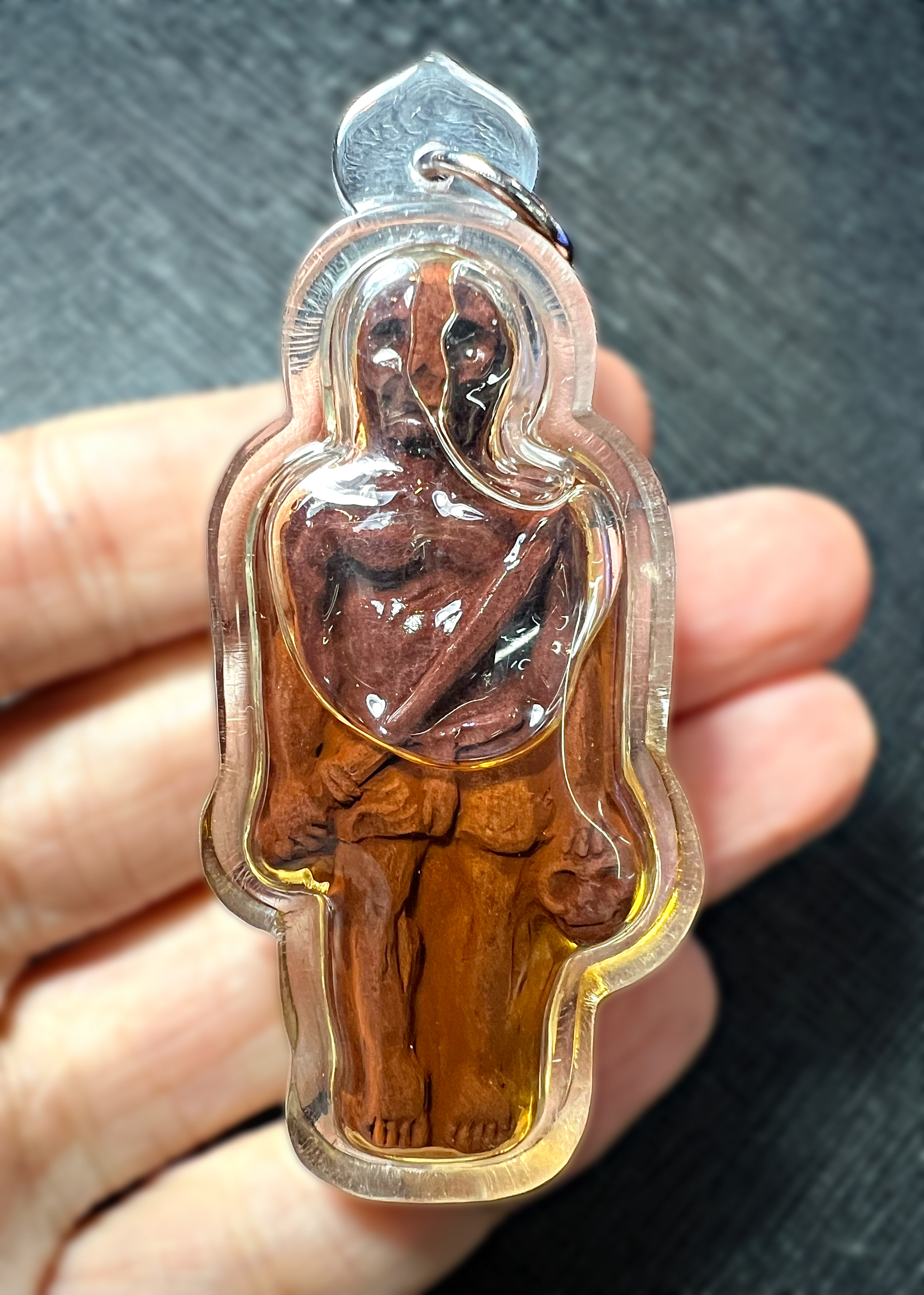 พ่อหุ่นพยนต์ขุนพิทักษ์ (เลี่ยมน้ำมันเสน่ห์) Hoon Payon Khun Phitak. (Inlaid with charming oil) SKU-03789