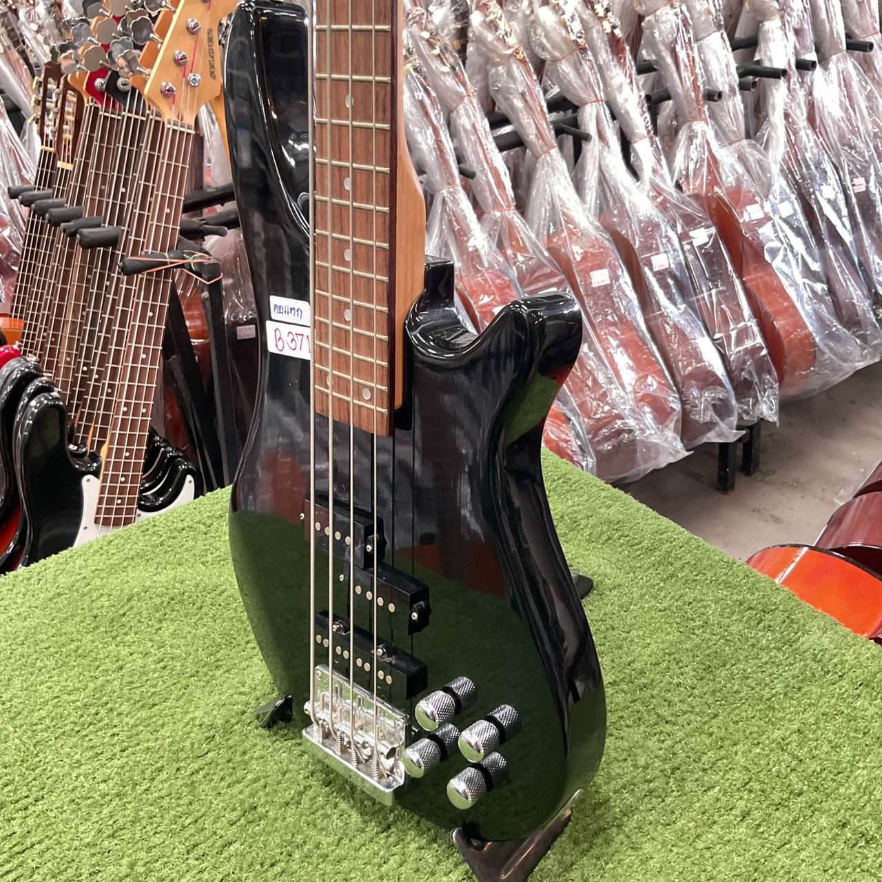 กีต้าร์เบส BUSKER'S