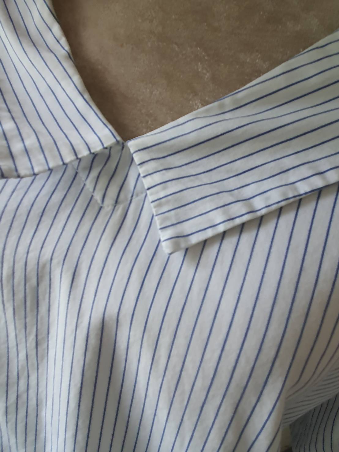FF06476 เสื้อผ้ามือสอง สีขาวลายทางฟ้า อก 36 นิ้ว