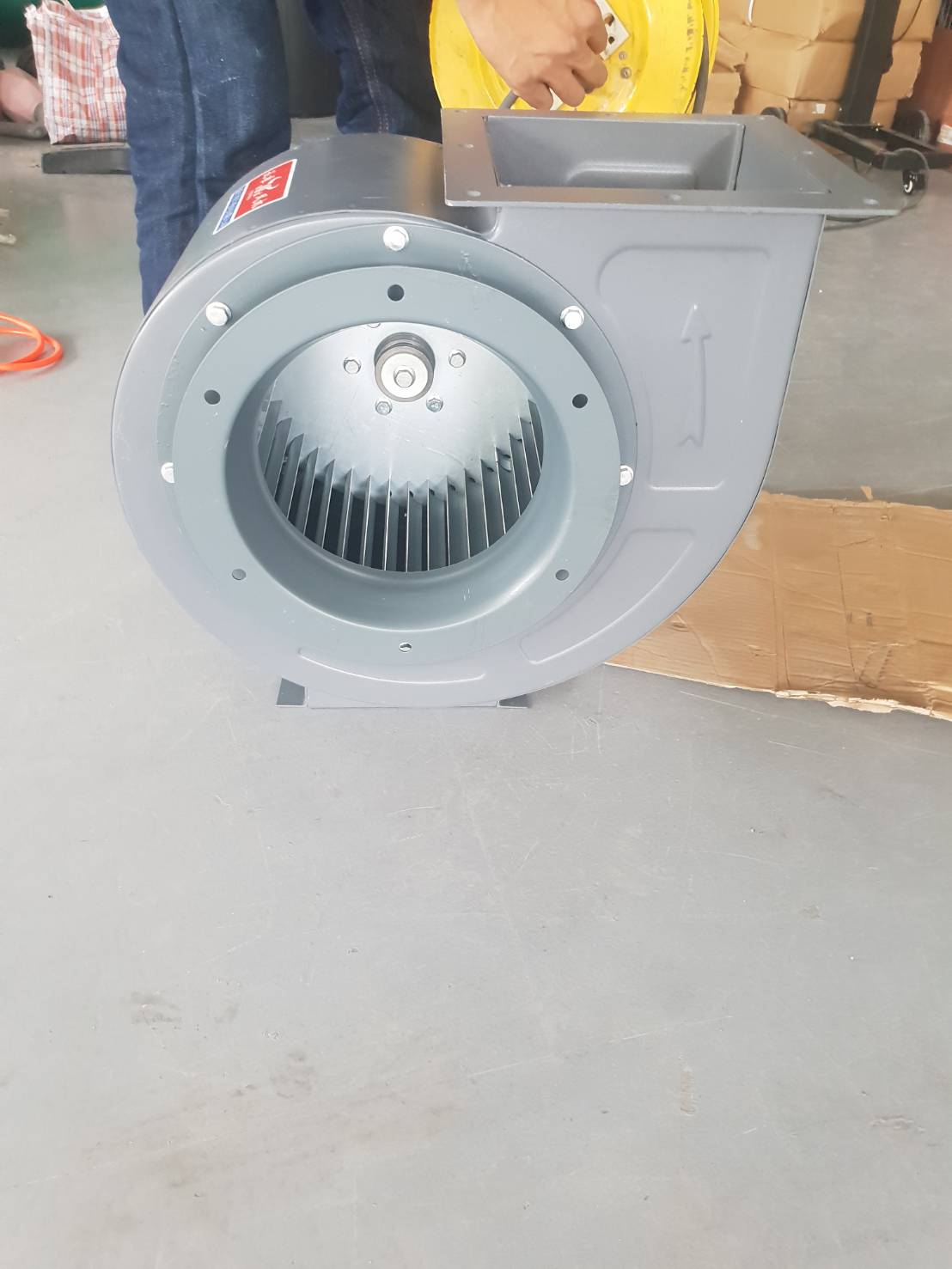 พัดลมโบลเวอร์ BLOWER สามารถใช้ในงานดูดและเป่าอากาศ พัดลมโบลเวอร์ สามารถ สร้างแรงดันลม พัดลมหอยโข่ง 220V. ให้ความเย็น ระบายอากาศ ลมแรงกว่าพัดลมทั่วไป