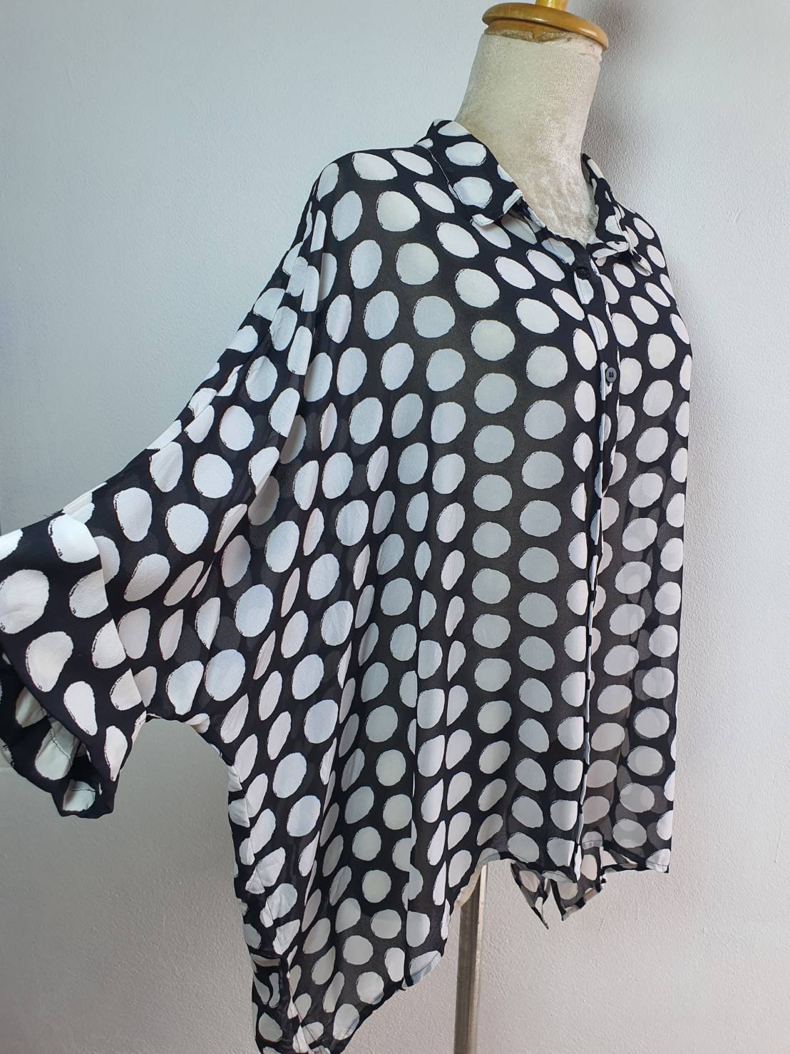 FF03878 เสื้อผ้ามือสอง สีดำลายจุดขาว แบรนด์ CHICO'S อก free