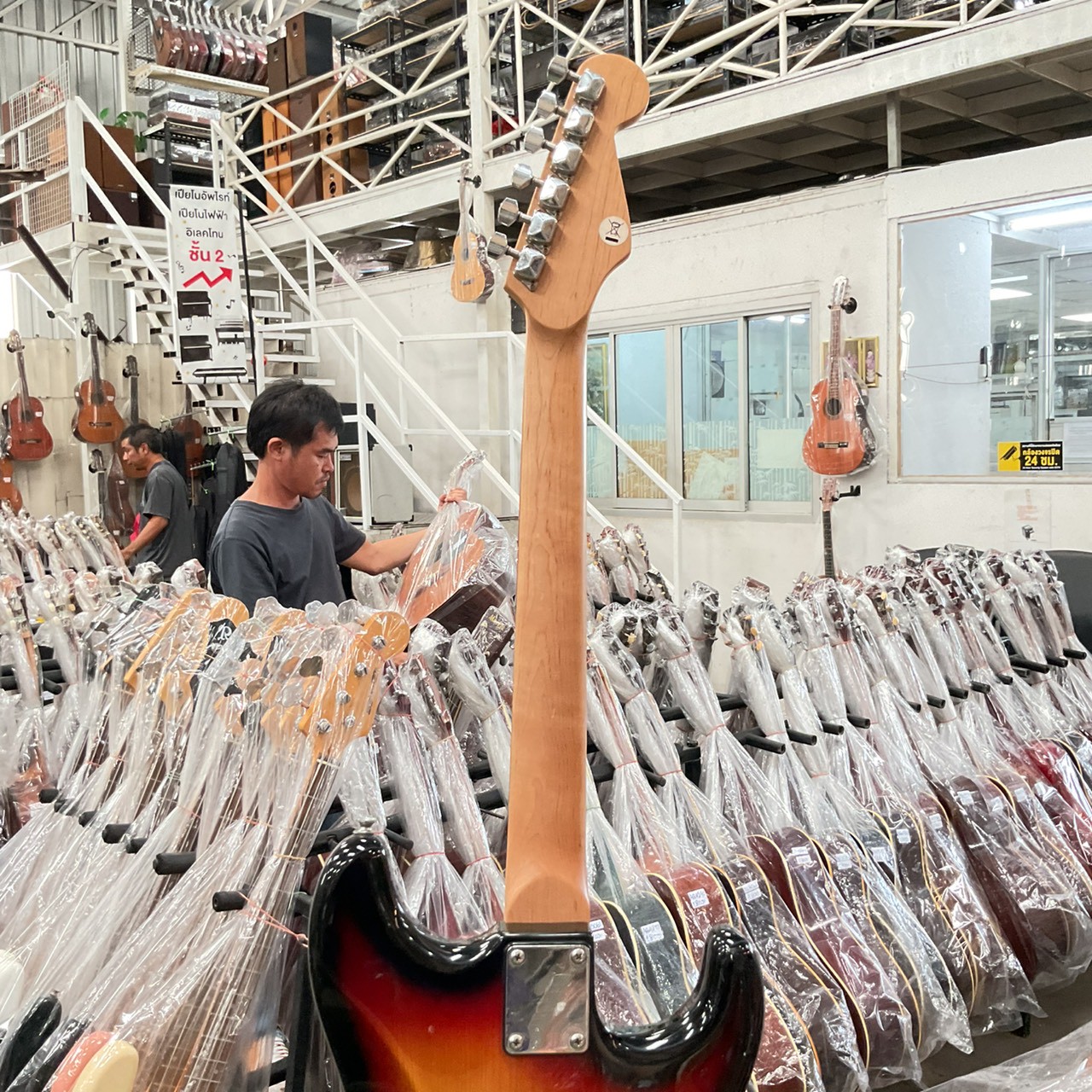 กีต้าร์ไฟฟ้า PLAY TECH (มือซ้าย)