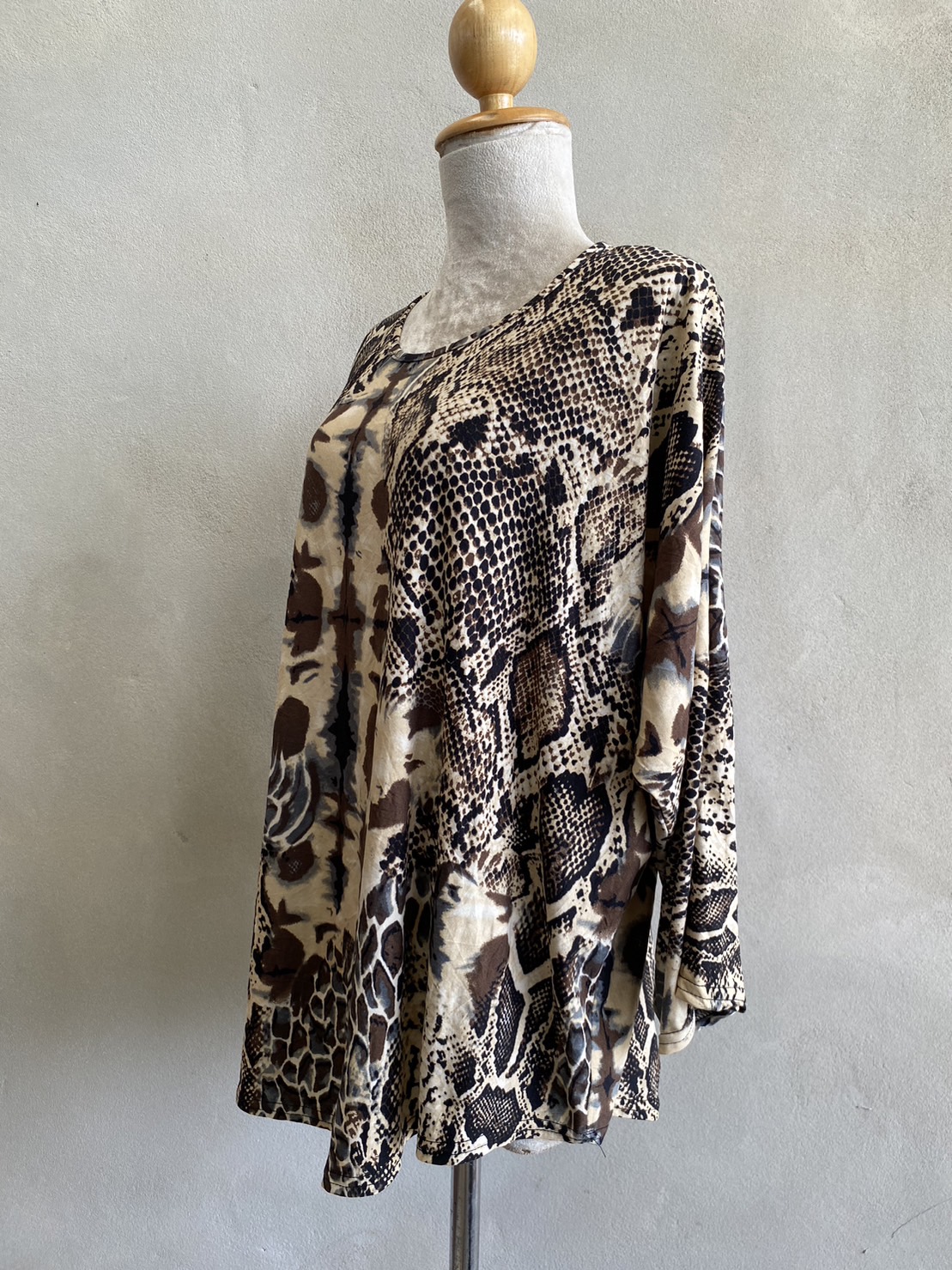 FF04564 เสื้อผ้ามือสอง สีน้ำตาลลาย อก free-55 นิ้ว