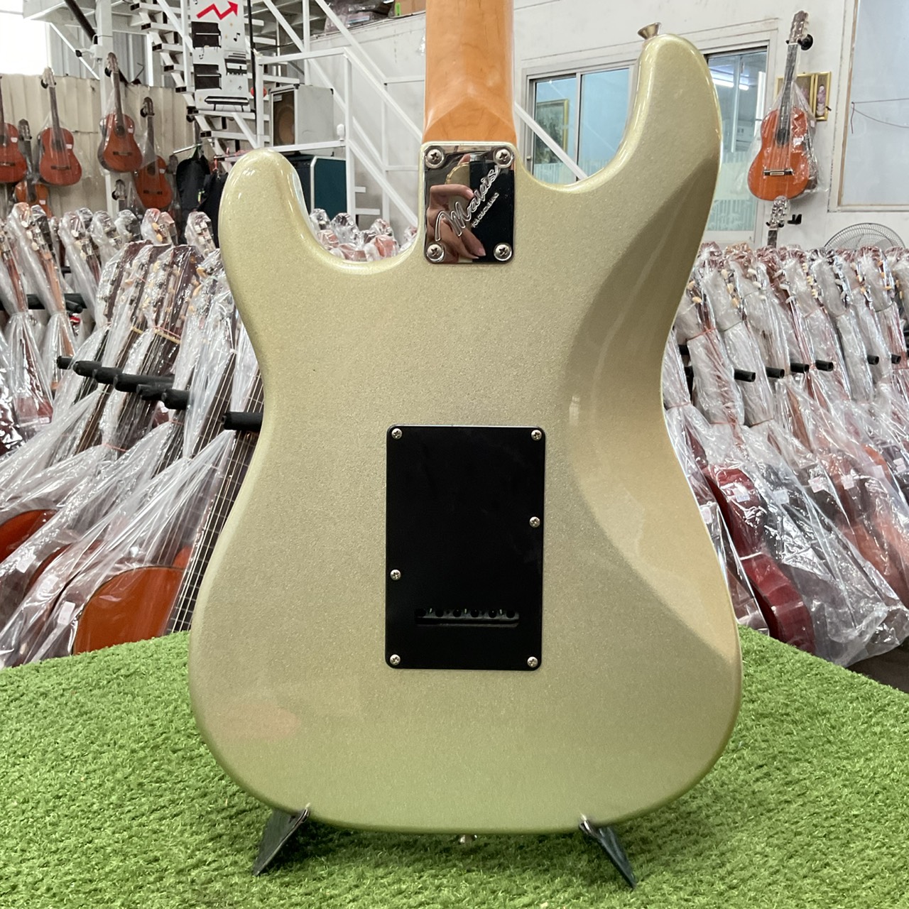 กีต้าร์ไฟฟ้า Mavis