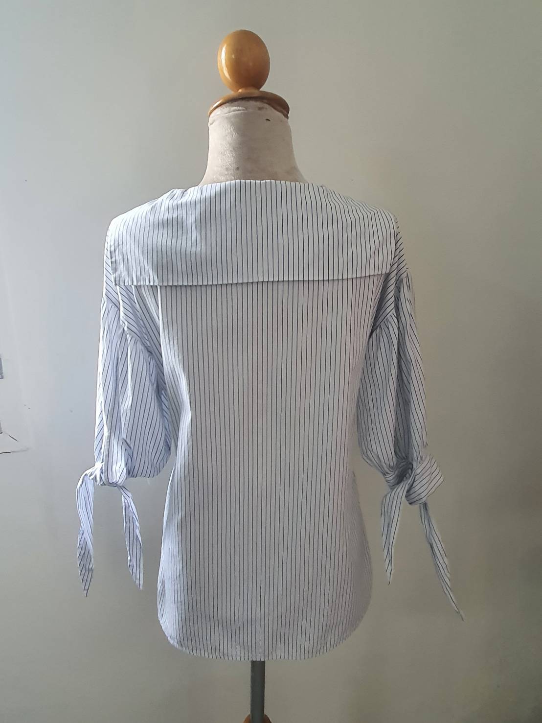 FF06476 เสื้อผ้ามือสอง สีขาวลายทางฟ้า อก 36 นิ้ว