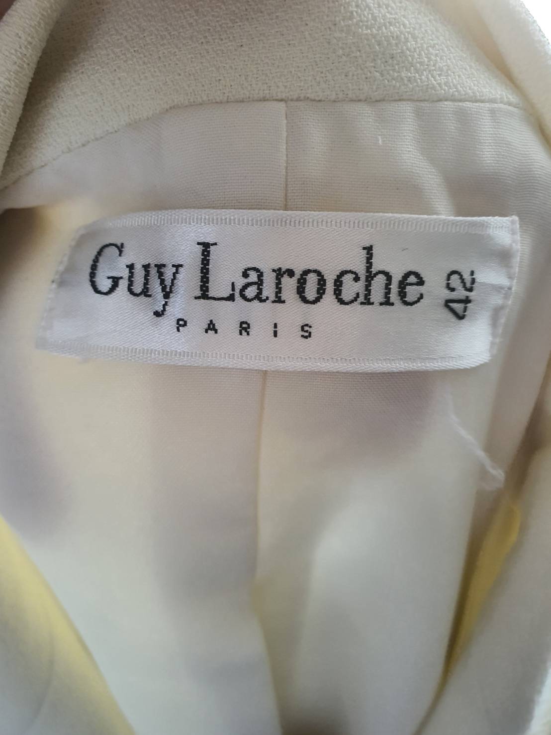 FF06185 ชุดสูทหญิง สีขาวครีม มือสอง แบรนด์ Guy Laroche อก 39 นิ้ว