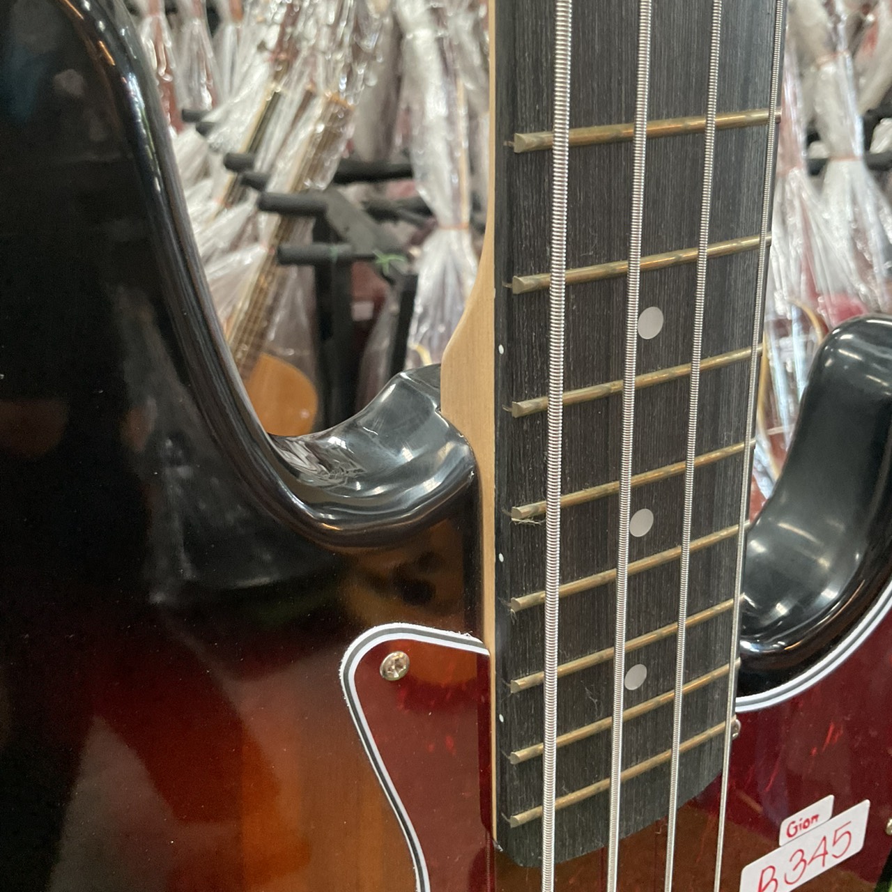 กีต้าร์เบส Gion