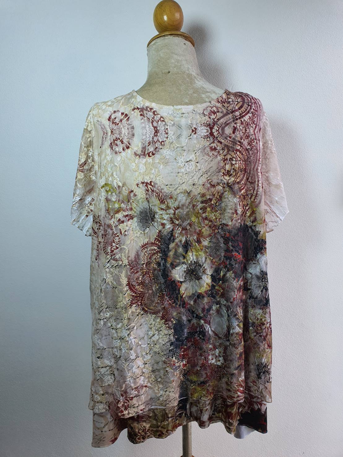 FF03888 เสื้อผ้ามือสอง ลูกไม้ สีครีม แบรนด์ SIMPLY EUEMA อก 50-52 นิ้ว