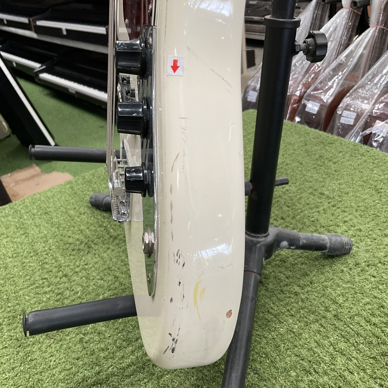 กีต้าร์เบส Legend