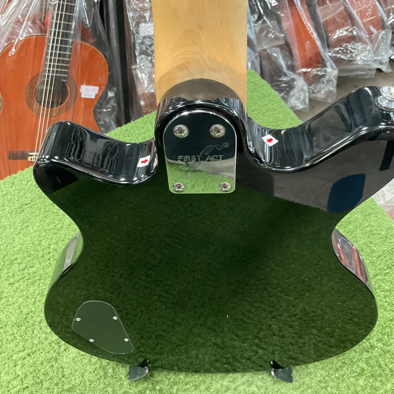 กีต้าร์ไฟฟ้า FIRST ACT : ME1980