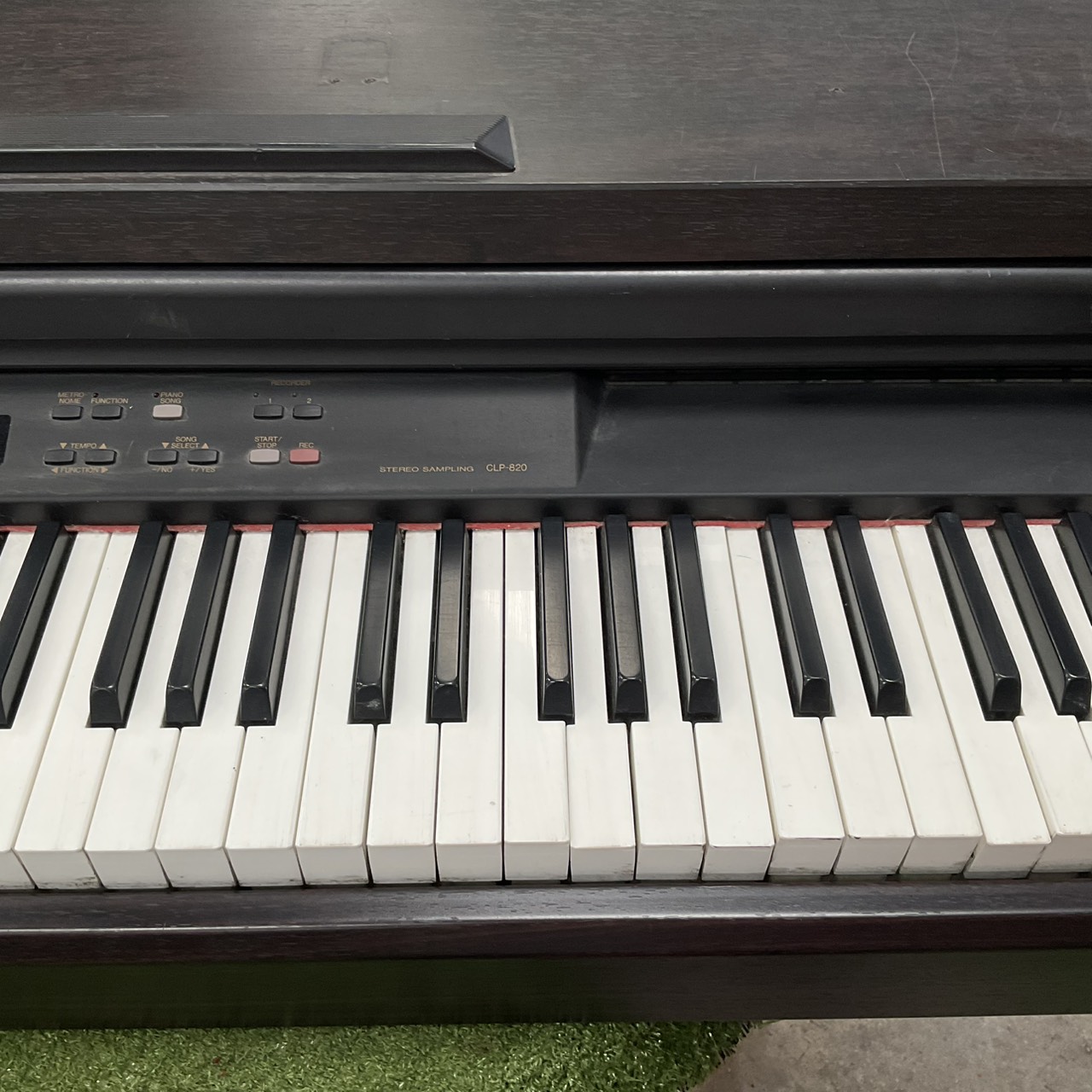 เปียโน YAMAHA : CLP-820 สินค้าไม่พร้อมใช้งาน (ต้องซ่อม)