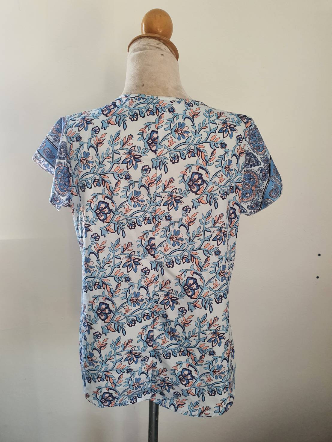 FF05886 เสื้อแฟชั่น มือสอง ลวดลายสวย lovito อก 40 นิ้ว