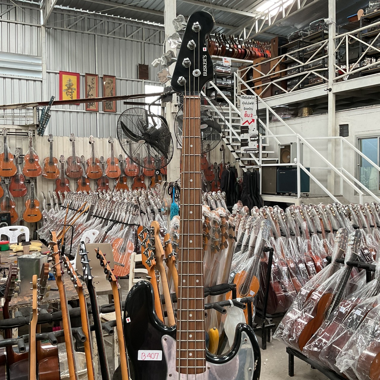 กีต้าร์เบส BUSKER'S