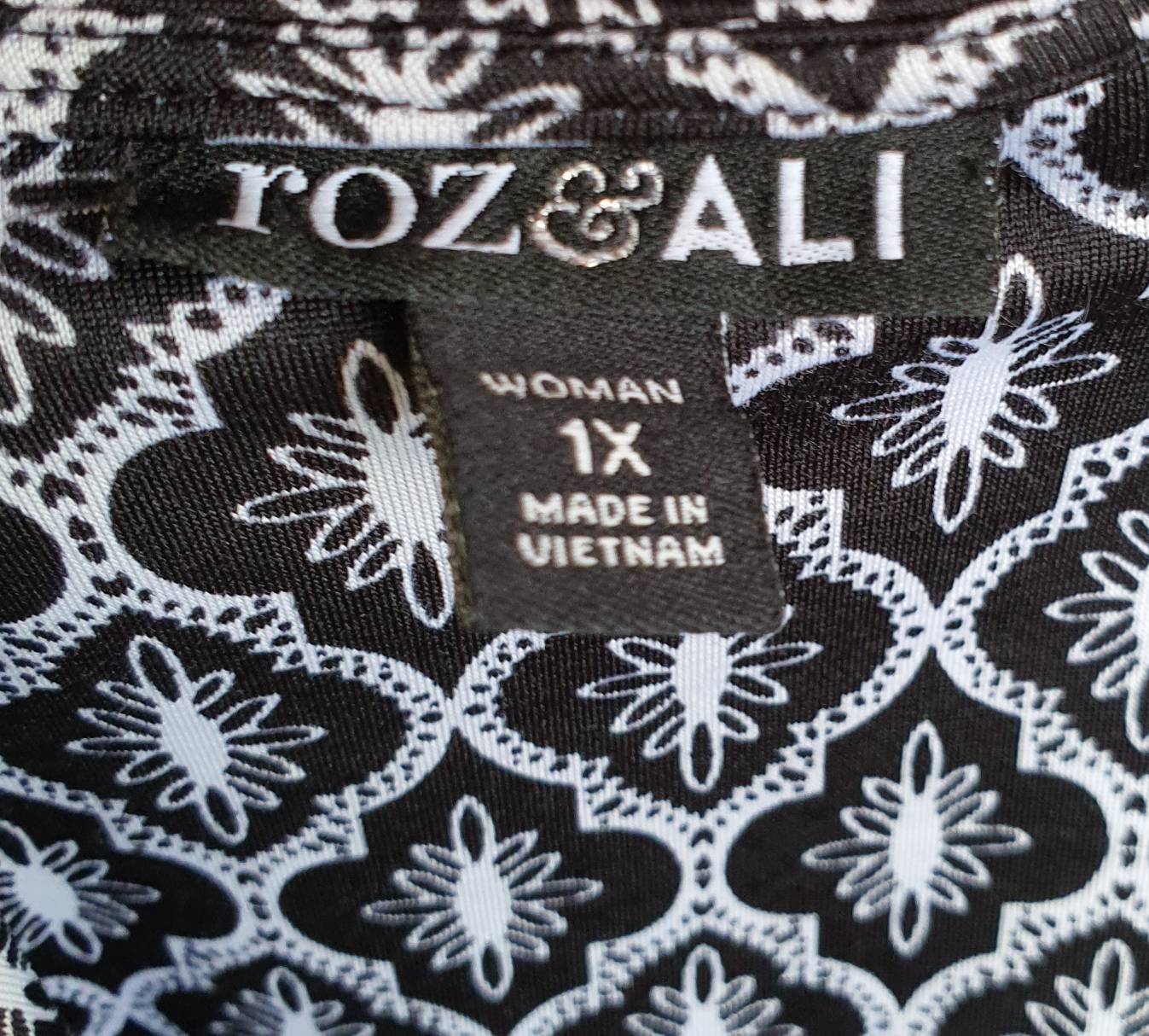 FF04349 เสื้อผ้ามือสอง สีดำลาย แบรนด์ ROZ&ALI อก 45-48นิ้ว