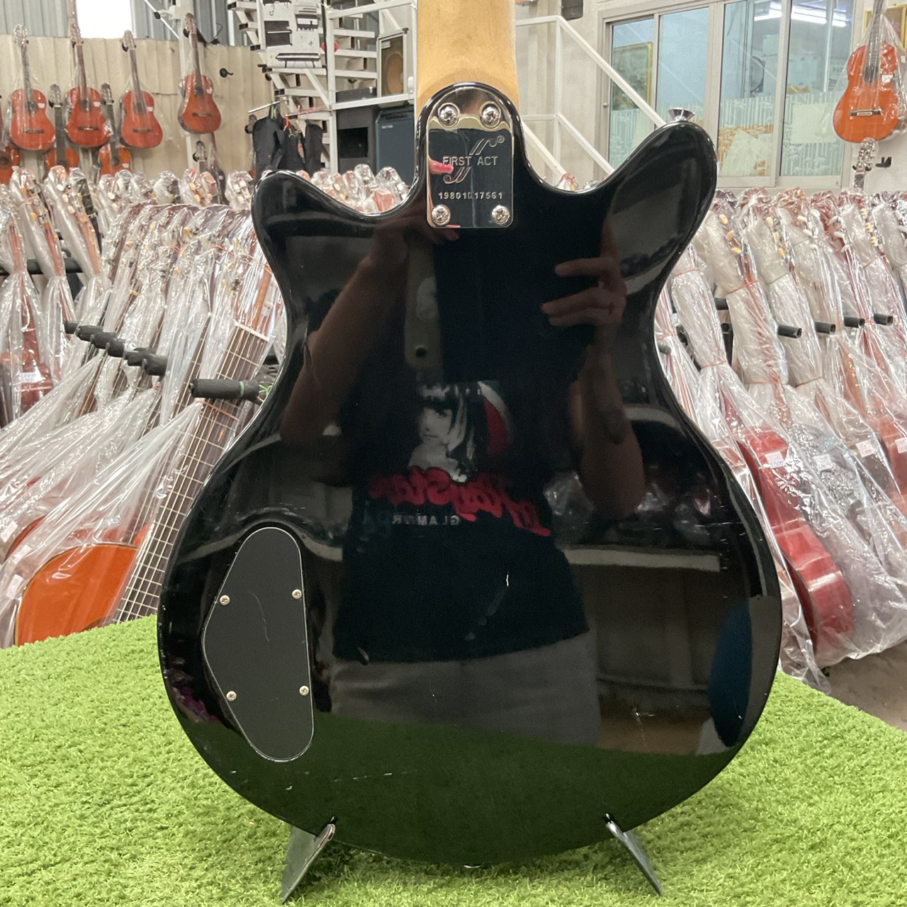 กีต้าร์ไฟฟ้า FIRST ACT : ME1980