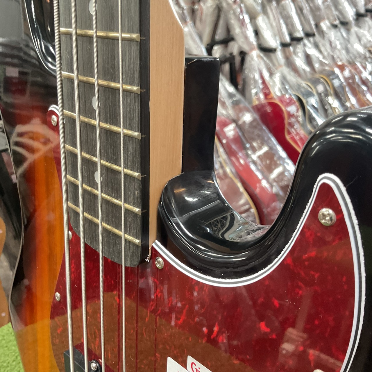 กีต้าร์เบส Gion