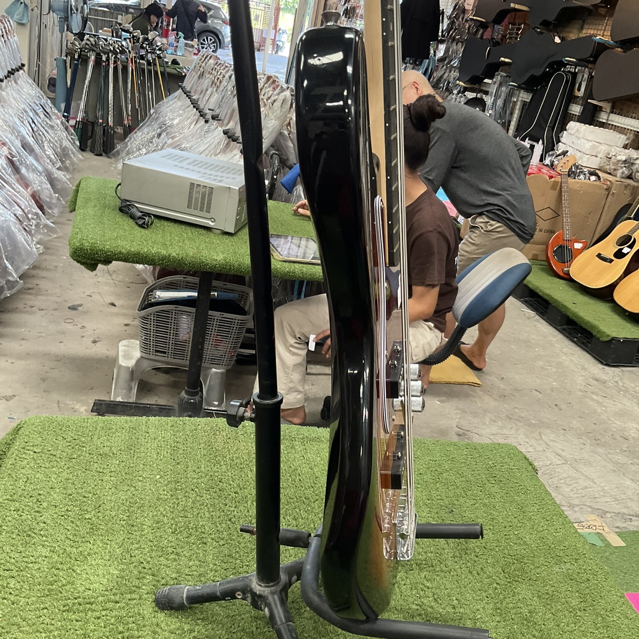 กีต้าร์เบส Gion