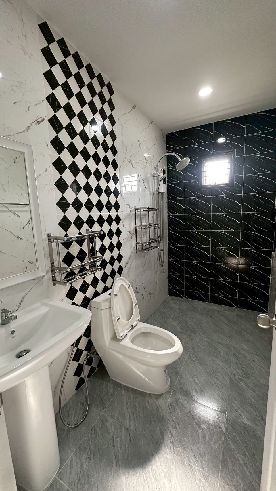 บ้านเช่าพัทยา หนองปลาไหล 3 ห้องนอน 3 ห้องน้ำ บ้านใหม่ ตกแต่งพร้อมอยู่ สวยมาก