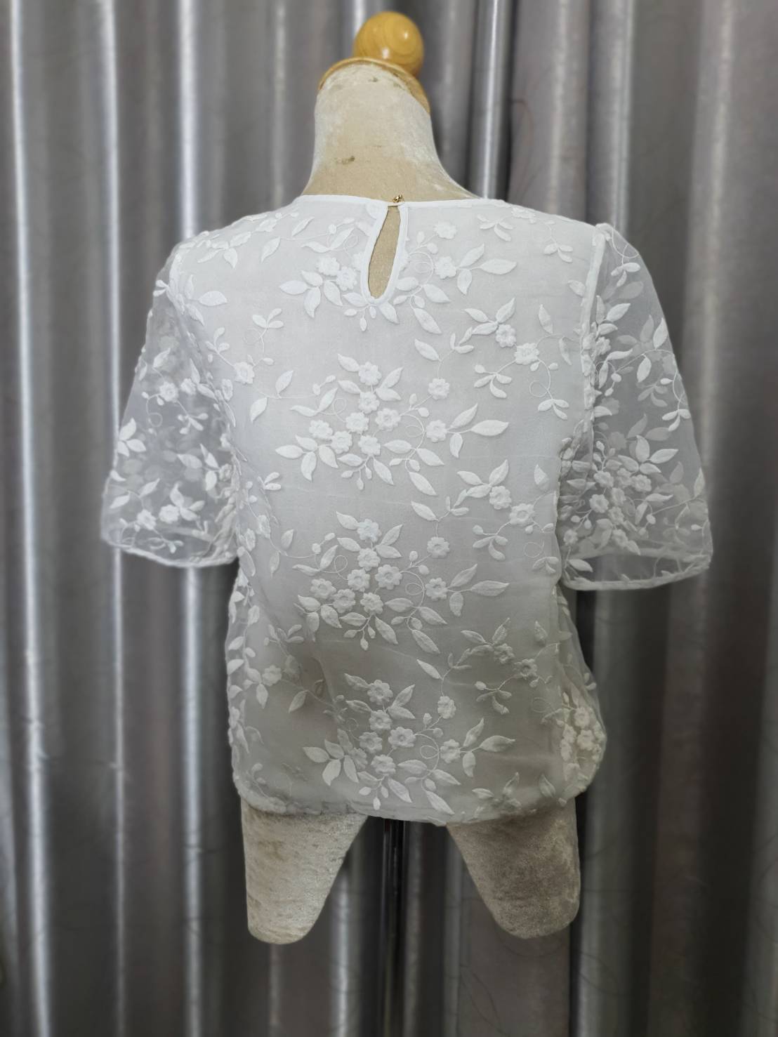FF02308 เสื้อผ้ามือสอง สีขาว ลายปักดอกไม้นูน อก 35 นิ้ว