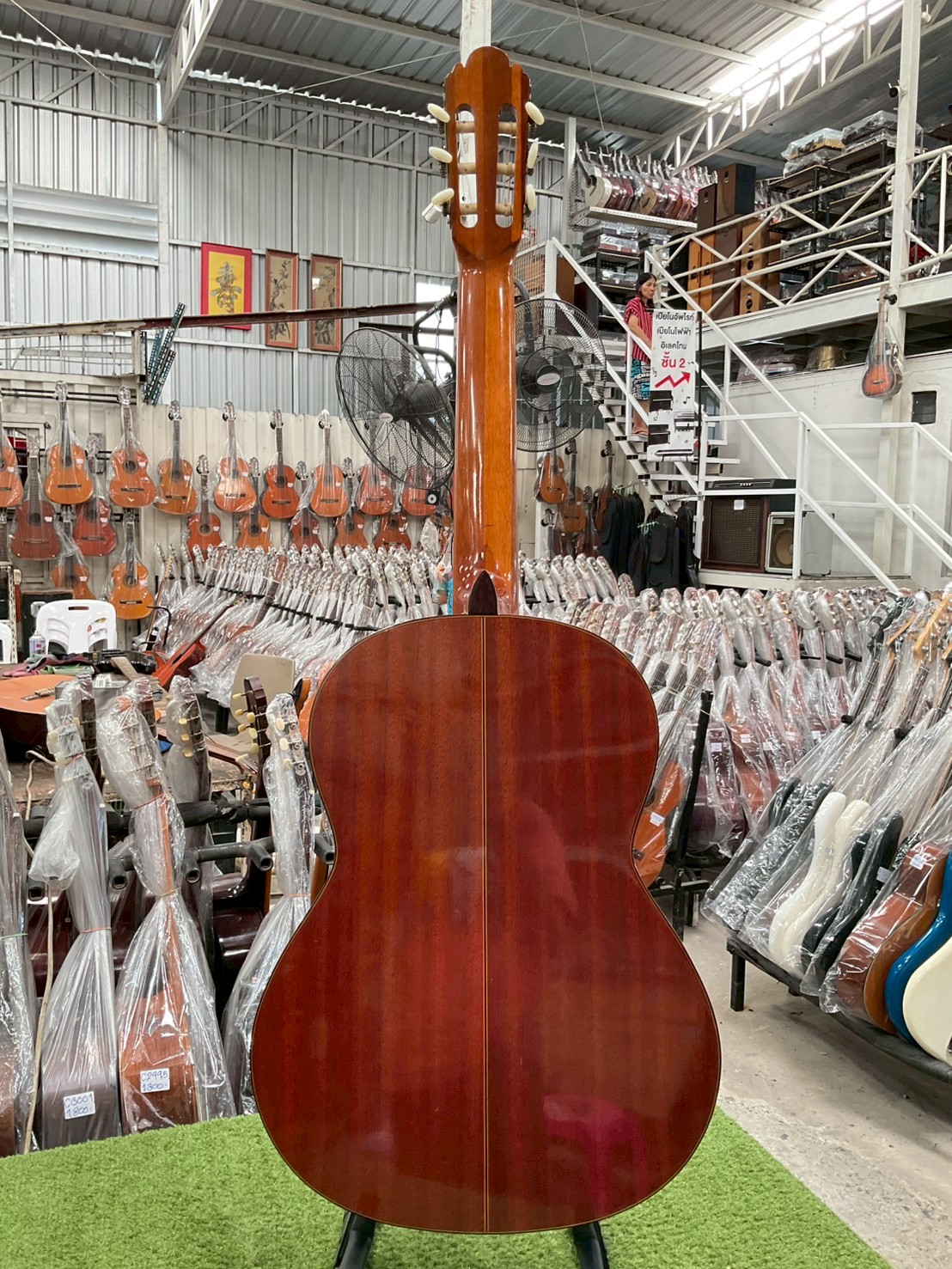 กีต้าร์คลาสสิค ยี่ห้อตามภาพ