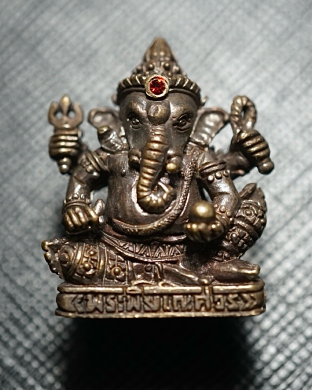 พระพิฆเนศวร (พิมพ์ใหญ่, เนื้อสัมฤทธิ์รมดำ) Ganesha (Big size, Bronze Material, Black Plated). SKU-03146