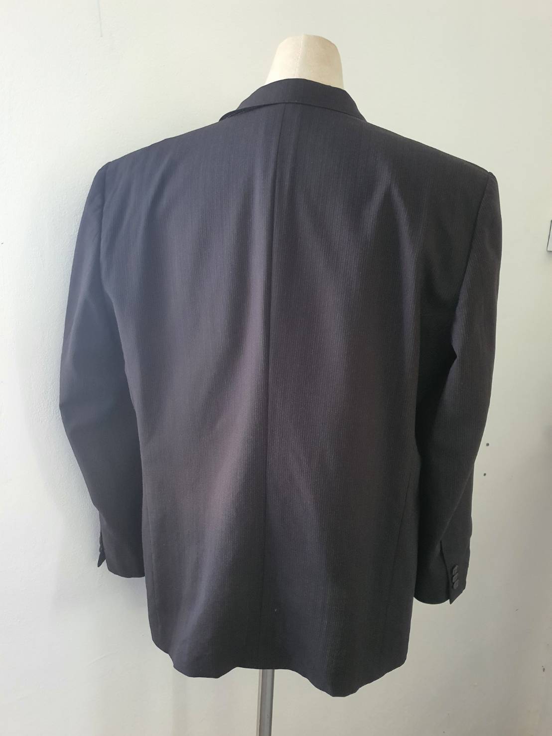 SUIT C0023 เสื้อสูท สีดำน้ำตาลเข้ม ลายทาง มือสอง SISSY อก 42 นิ้ว