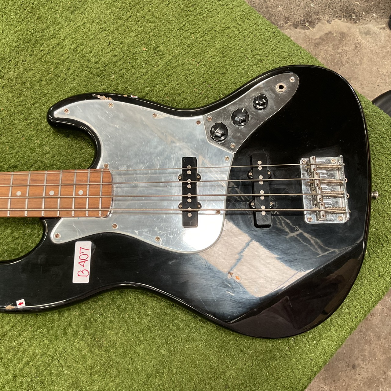 กีต้าร์เบส BUSKER'S