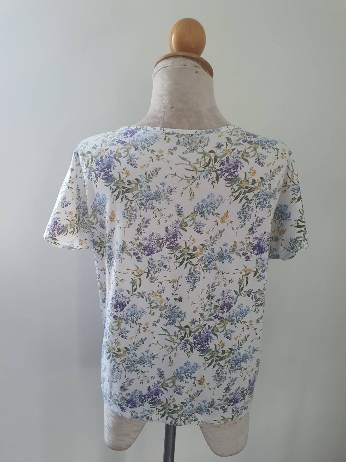 FF06064 เสื้อยืด มือสอง ลายดอกไม้ แบรนด์ uniqlo