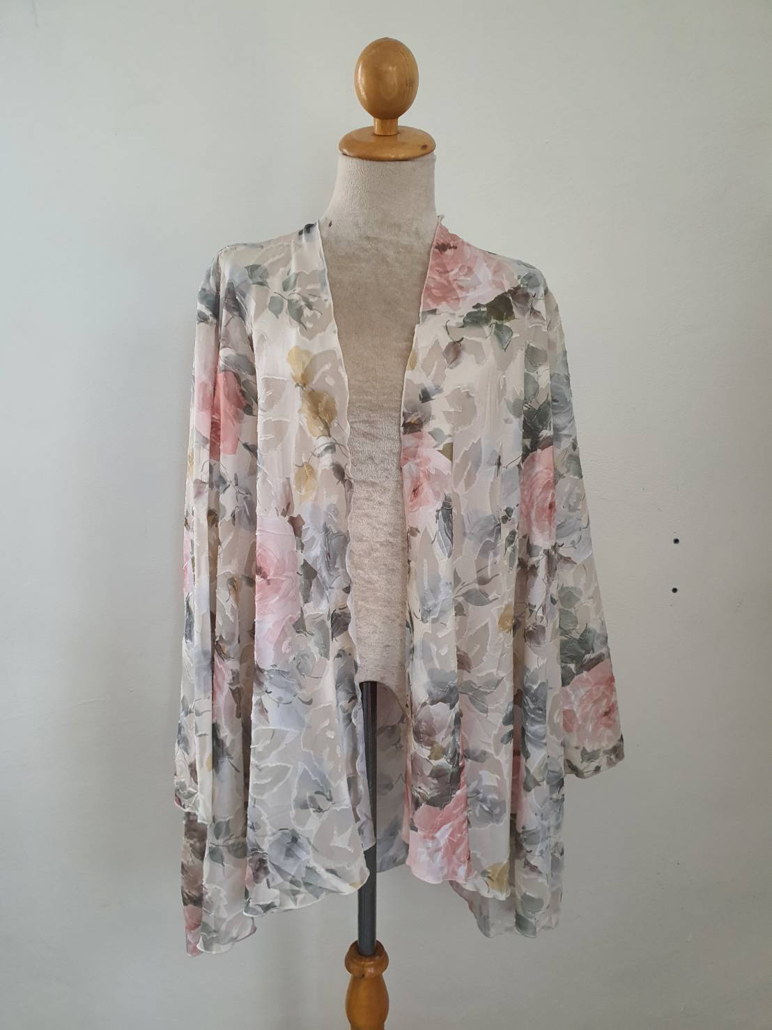 ขายแล้ว FF05387 เสื้อคลุมมือสอง ลายดอกไม้ made in usa อก free-50 นิ้ว