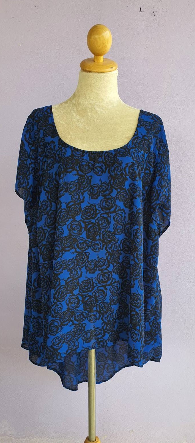 FF02859 เสิื้อผ้ามือสอง สีน้ำเงิน ลายดอกไม้ TORRID อก free นิ้ว