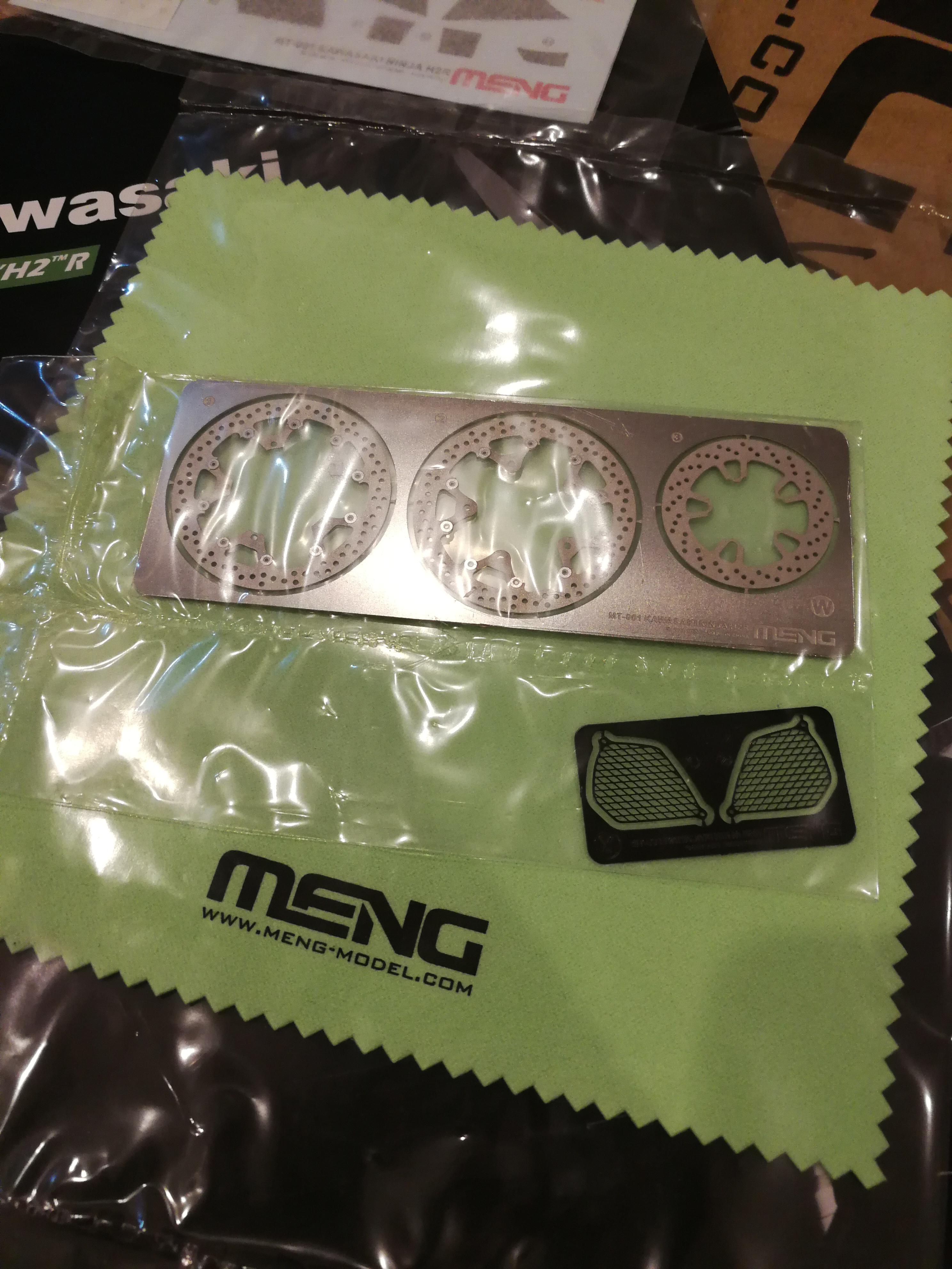 โมเดลรถมอเตอร์ไซค์ Meng Model ขนาด 1/9 MT-001s Kawasaki Ninja H2-R (ทำสีแล้ว)