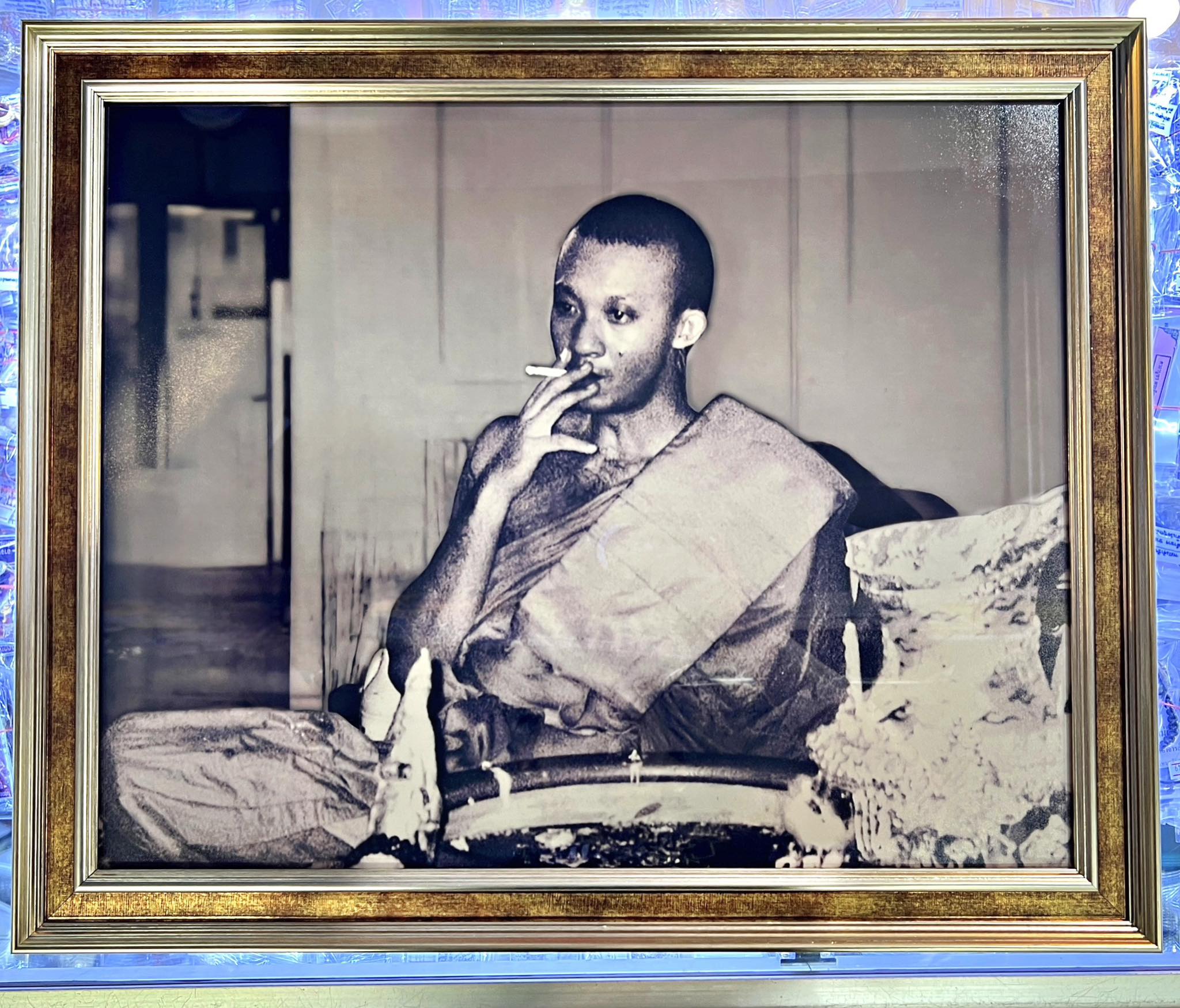 รูปถ่ายหลวงพ่อชำนาญสูบบุหรี่ (รุ่น:สรงน้ำ๖๗,ขนาดใหญ่) Luang Por Chamnan Smoking Cigarette Portrait. (Series:Songnam 67,Big Size)). SKU-03796