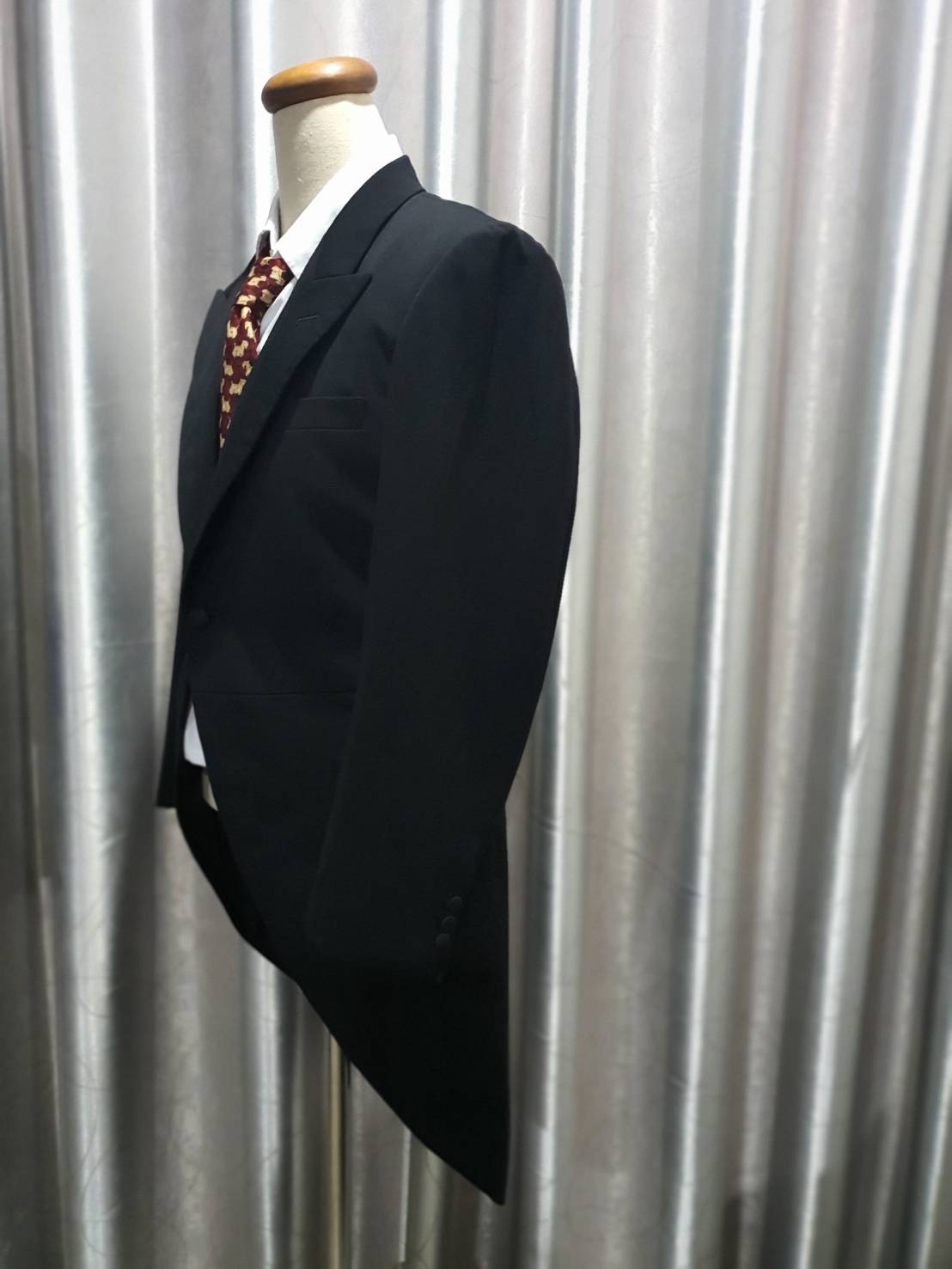 Suit0086 เสื้อสูททักซิโด้ สีดำ มือสอง LEVENTORY อก 36 นิ้ว