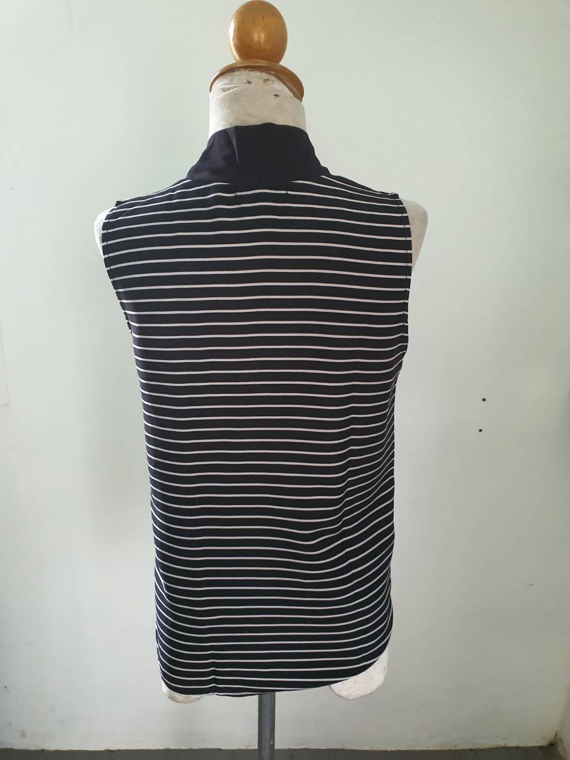 FF05638 เสื้อแฟชั่น มือสอง แขนกุด สีดำลายทาง Pee kA Nong อก 34 นิ้ว