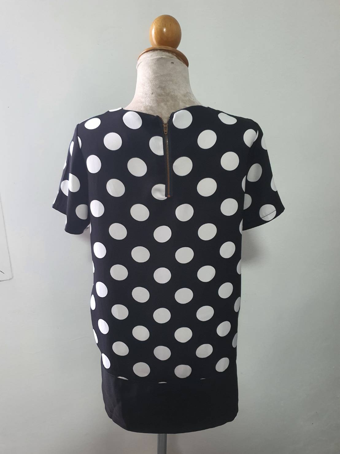 FF06241 เสื้อแฟชั่นสีดำ ลายจุดขาว มือสอง อก 36 นิ้ว