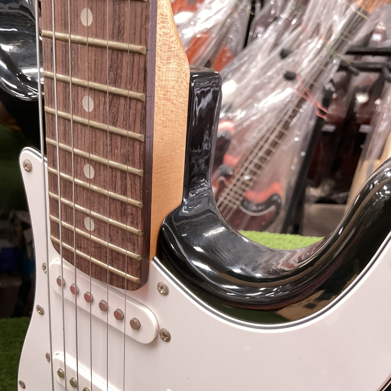 กีต้าร์ไฟฟ้า PHOTO GENLC