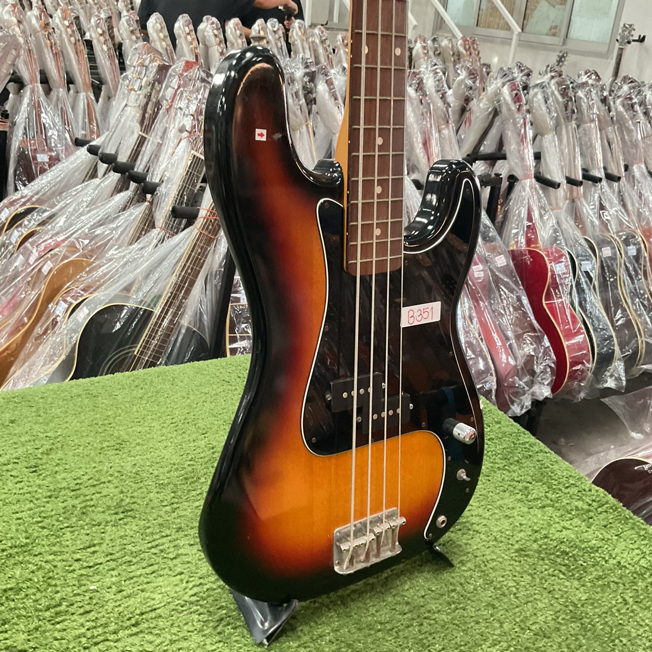 กีต้าร์เบส HOLLY : SPLENDOR