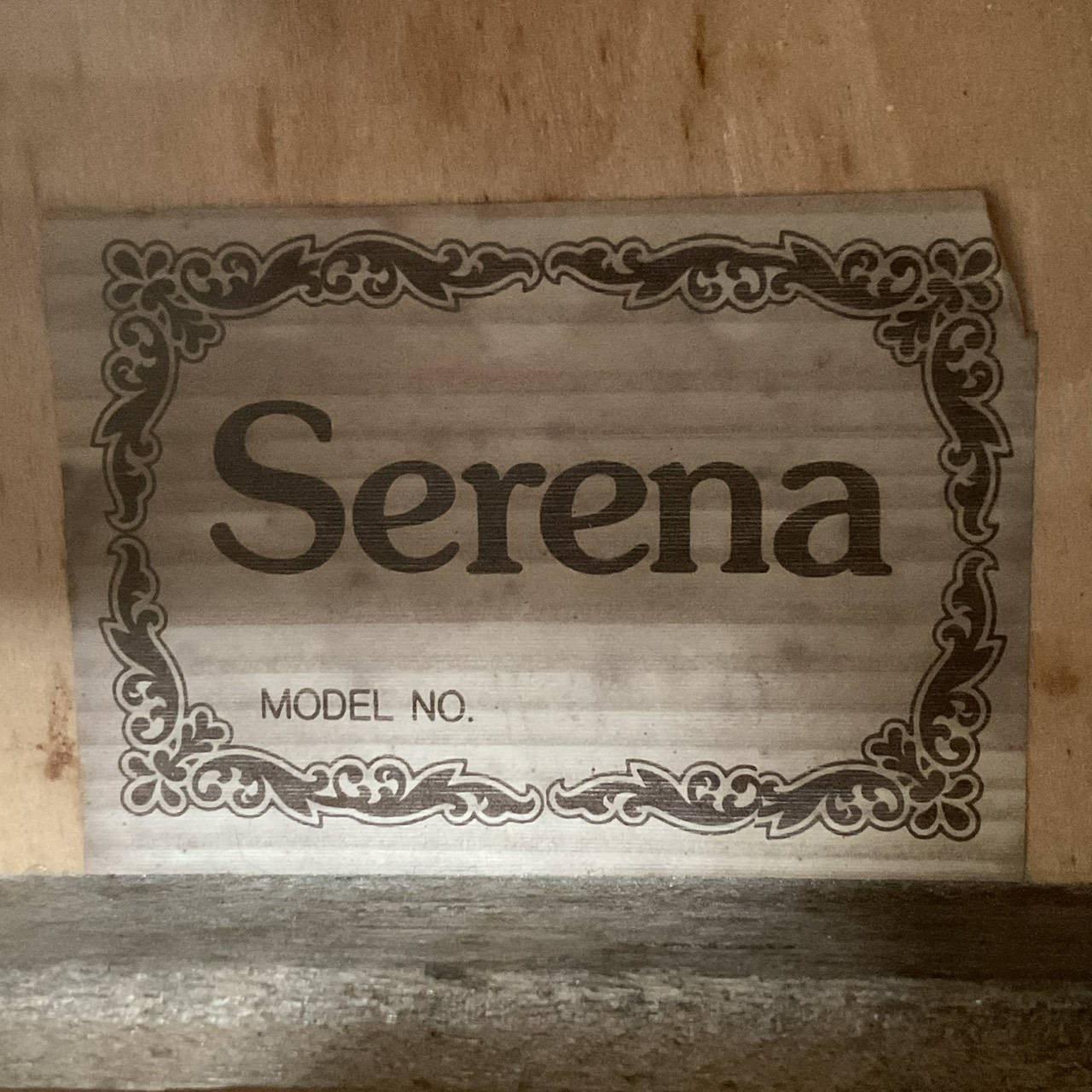 กีต้าร์โปร่ง Serena