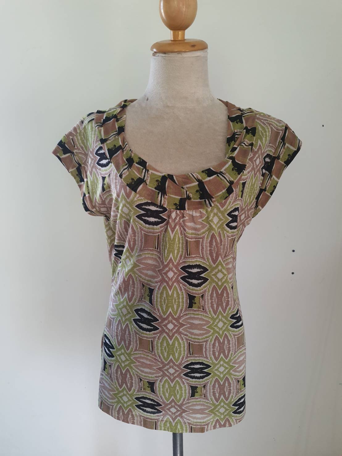 FF05796 เสื้อผ้ามือสอง ลายน้ำตาลเขียว DANA BUCHMAN อก 38-42 นิ้ว