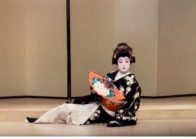 [สื่อการสอนภาษาญี่ปุ่น] พัดพับฟ้อนรำญี่ปุ่นแบบโบราณด้ามยาวทำจาก ผ้าไหม (แบบ B) 絹で作られた長い柄が付いた、日本の伝統的な舞扇子です。A Traditional Japanese Dancing Fan with a Long Handle Made of Silk